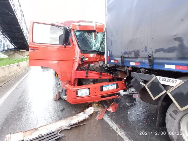 Motorista Dorme No Volante E Colide Na Traseira De Caminh O Na Br