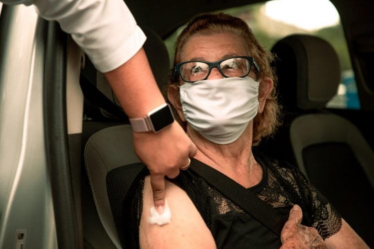 Anápolis inicia cadastro para vacinação de idosos com 75 anos ou mais