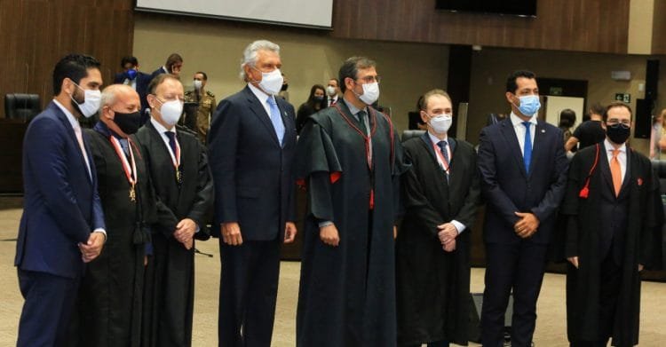 “Precisamos de homens de conteúdo moral e independência intelectual para julgar as causas do nosso Estado”, diz Caiado durante posse de novo desembargador no Tribunal de Justiça