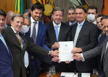 Bolsonaro entrega à Câmara PL que permite privatização dos Correios