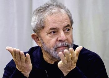 Juiz mantém bloqueio de bens de Lula ao mandar processos ao DF