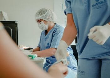 “Precisamos desacelerar o avanço da transmissão neste momento e pedimos a ajuda da população”, diz diretora de saúde