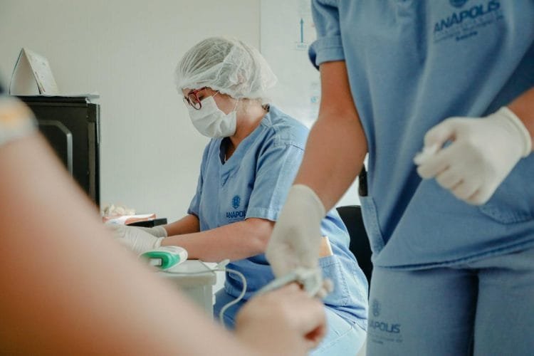 “Precisamos desacelerar o avanço da transmissão neste momento e pedimos a ajuda da população”, diz diretora de saúde