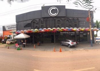 Doações Drive Thru: Church in Connection arrecada alimentos para ajudar os mais necessitados