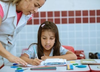 Profissionais da educação são incluídos em grupo prioritário da vacinação