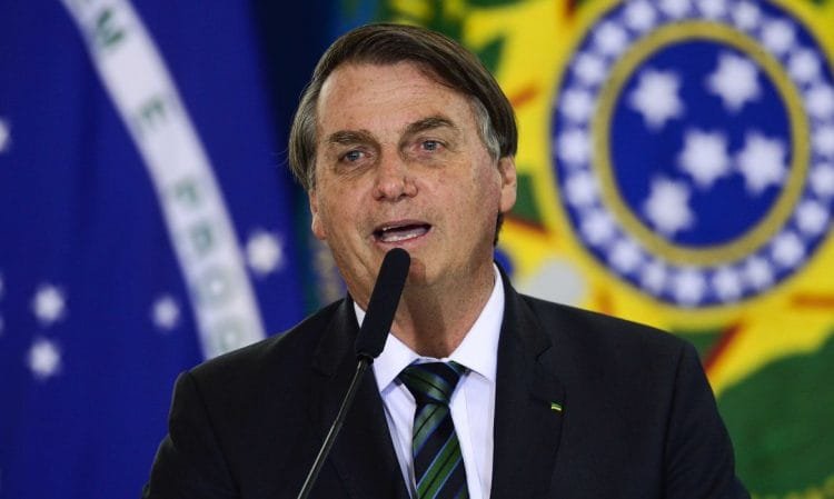 Bolsonaro: ‘Doses da vacina da Pfizer chegam em abril’