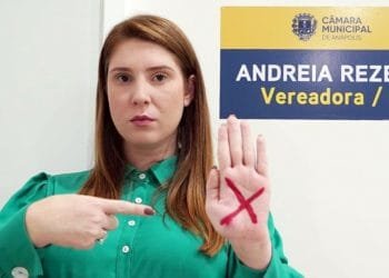 Em briga de marido e mulher, ninguém mete a colher. Ou mete?