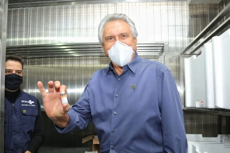 “Tenham responsabilidade de tomar a segunda dose”, afirma Caiado ao receber mais 266,8 mil vacinas contra Covid-19