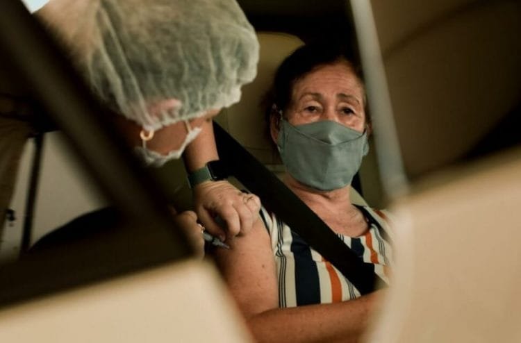 Vacinação em idosos a partir de 63 anos continua nesta segunda-feira (05)