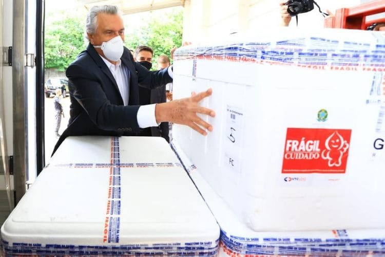 Governo de Goiás recebe mais 136.350 doses e amplia cobertura vacinal contra Covid-19