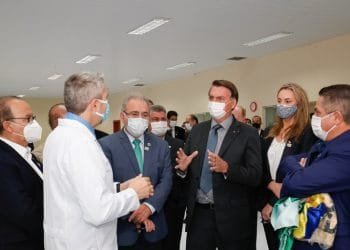 Bolsonaro visita centro avançado de atendimento a pacientes em Chapecó (SC)