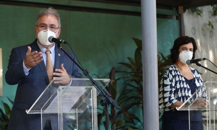 Fiocruz prevê entrega de vacinas com insumo nacional em setembro