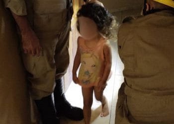 Bombeiros resgatam menina que ficou presa em quarto de apartamento, em Anápolis