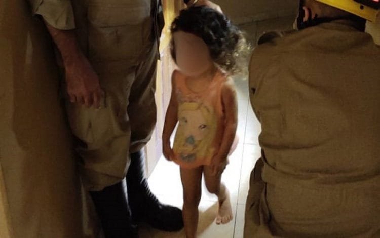 Bombeiros resgatam menina que ficou presa em quarto de apartamento, em Anápolis