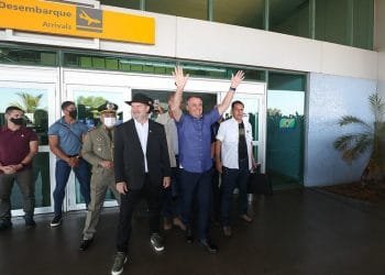 Bolsonaro é recebido com festa em aeroporto de Tocantins