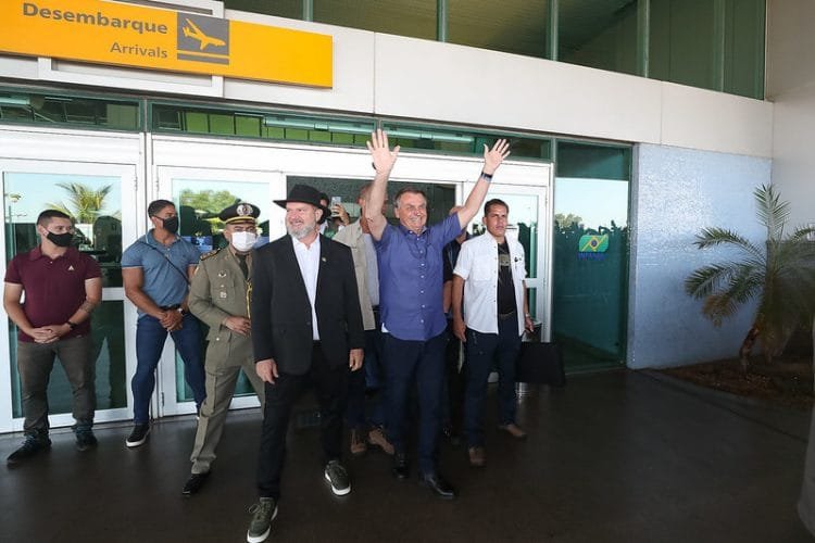 Bolsonaro é recebido com festa em aeroporto de Tocantins