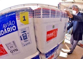Goiás recebe 211 mil vacinas, maior remessa contra Covid-19 destinada para primeira dose
