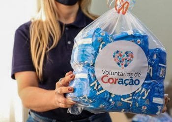 Crianças e mães atendidas pela Santa Casa de Misericórdia de Anápolis recebem dos Voluntários de Coração doação de centenas de fraldas