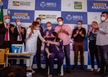 Anápolis sai na frente e inicia vacinação dos profissionais da educação