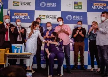 Anápolis sai na frente e inicia vacinação dos profissionais da educação
