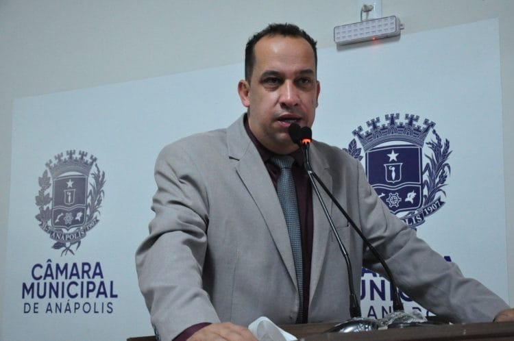 Vereador denuncia que coveiros de cemitério público cobram taxa extra para manutenção em túmulos