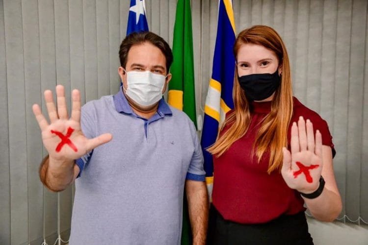 Sancionada Lei que define sinal vermelho como pedido de socorro, de autoria da vereadora Andreia Rezende