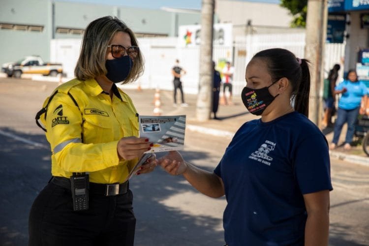 CMTT destaca importância da faixa de pedestres na Vila Jaiara