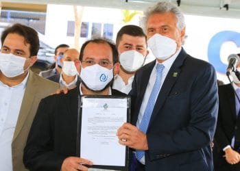 Caiado anuncia nomeação do professor Antônio Cruvinel como novo reitor da Universidade Estadual de Goiás