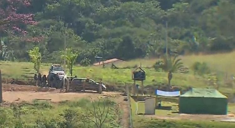 Urgente: Policiais recebem denúncia sobre esconderijo de Lázaro na mata