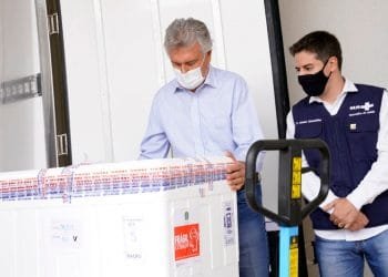 Vacina Covid-19: Caiado anuncia chegada de 386.460 doses das vacinas Pfizer e Astrazeneca