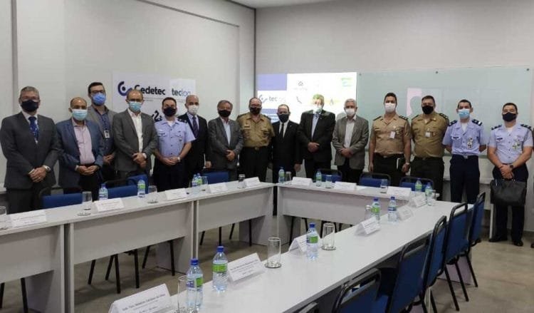 Membros do Ministério da Defesa visitam UEG em Anápolis