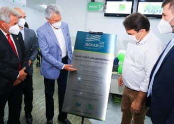 Em Anápolis, Caiado entrega revitalização de unidade do Vapt Vupt e vistoria obras de 112 moradias populares