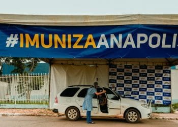 Aplicação da primeira dose da vacina segue nesta sexta-feira com distribuição de senhas