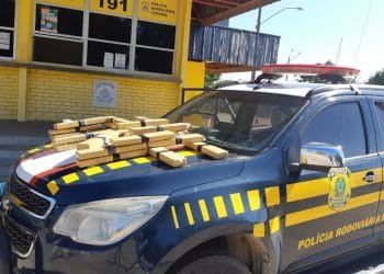 PRF apreende mala abandonada por homem com droga embalada em preservativos