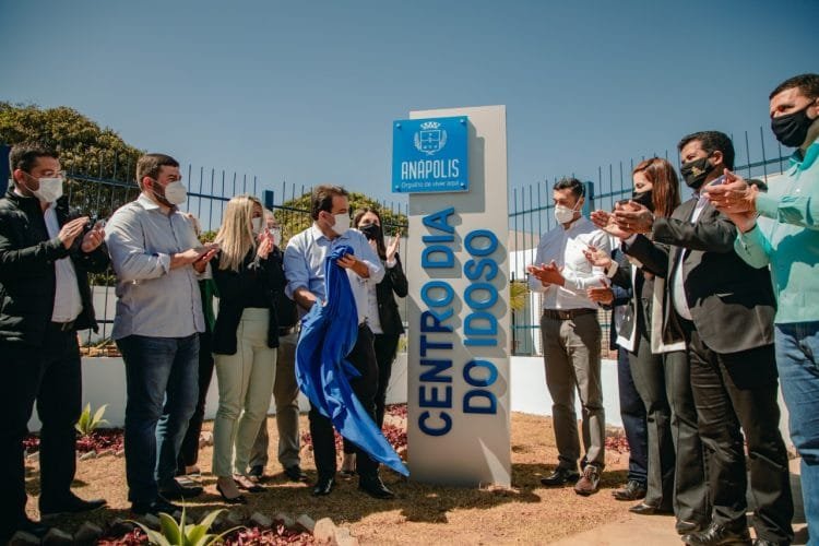 “Esse era o grande sonho da minha mãe”, diz Manoel Vanderic ao acompanhar Roberto Naves em inauguração de creche para idosos
