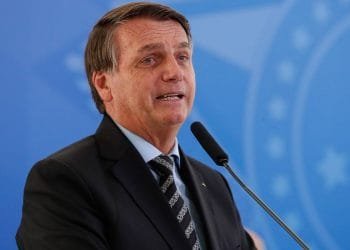 Presidente Bolsonaro diz que governo avalia o fim da obrigação de usar máscara