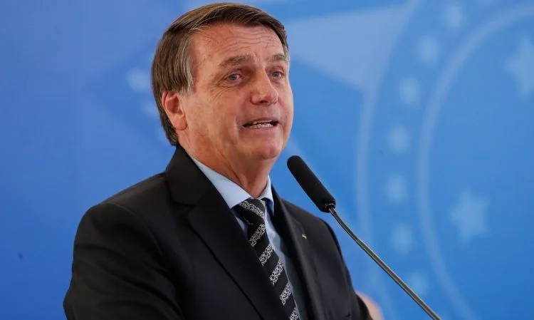 Presidente Bolsonaro diz que governo avalia o fim da obrigação de usar máscara