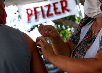 Vacinação no Brasil bate recorde com mais de 3 milhões de doses aplicadas em 24 horas