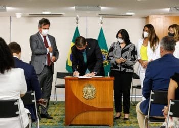 Sinal Vermelho contra violência doméstica agora é lei