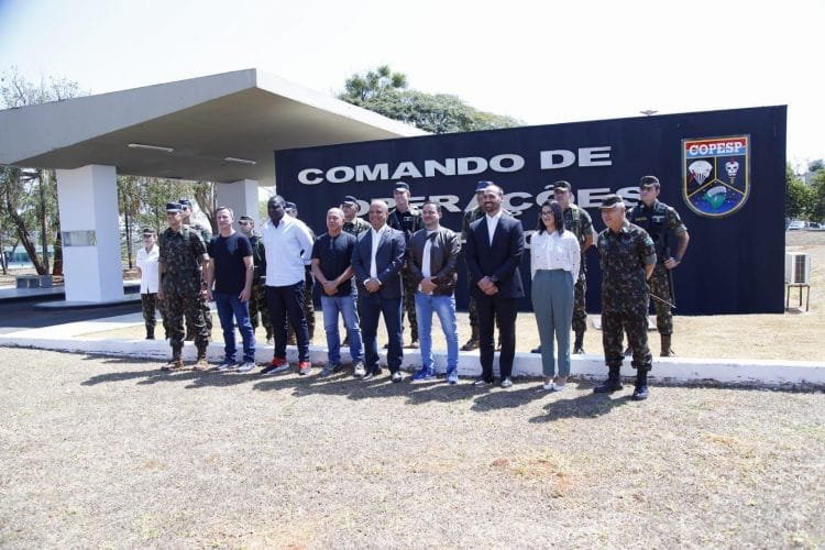 Ao lado de Major Vitor Hugo e Eduardo Bolsoanaro, vereadora Gabriela Rodart cumpre agenda em Goiânia