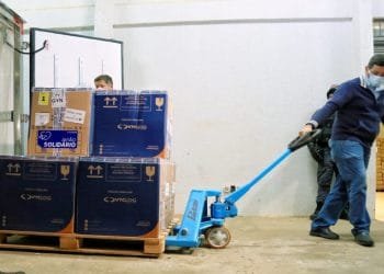 Nova remessa com 157.080 doses de vacinas contra Covid chega em Goiás