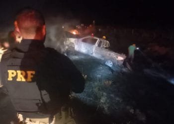 Veículo pega fogo na BR 060 e condutor não é encontrado