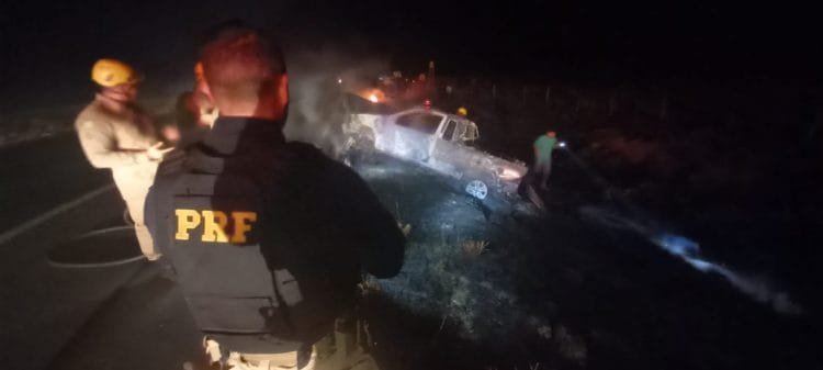 Veículo pega fogo na BR 060 e condutor não é encontrado