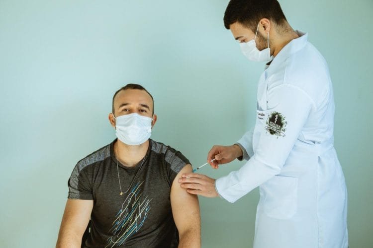 Até a chegada de mais vacinas, Anápolis aplica segunda dose