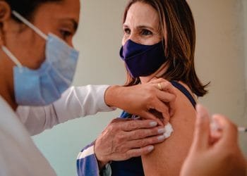 Mais da metade dos profissionais da educação já recebeu segunda dose