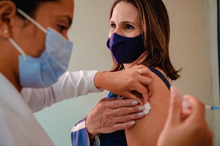 Mais da metade dos profissionais da educação já recebeu segunda dose