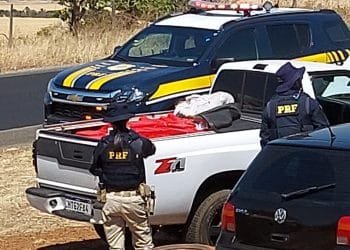 PRF apreende uma tonelada de maconha em carro e prende envolvidos