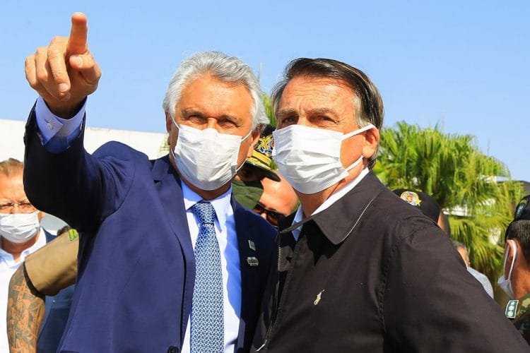 Bolsonaro e Caiado participam de solenidade militar em Goiânia