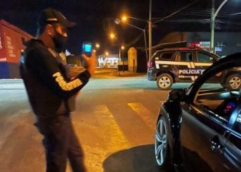 Noiva é multada por dirigir embriagada após o casamento, diz polícia