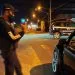 Noiva é multada por dirigir embriagada após o casamento, diz polícia